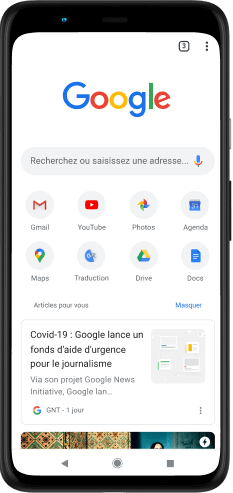 Téléphone Pixel 4 XL dont l'écran affiche la barre de recherche google.com, les applications favorites et les articles suggérés.